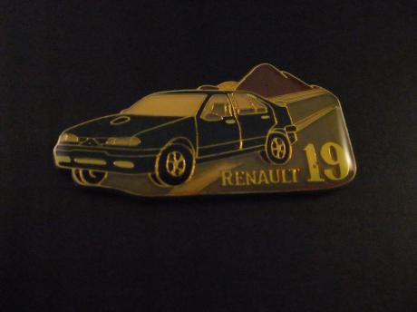 Renault 19 blauw model  rijdend door de bergen